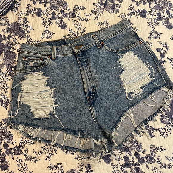 Vintage Levi Cutoffs 💙 - Picture 1 of 6